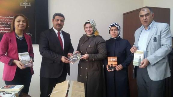 Ak Parti Kadın Kolları Teşkilatı girişimleriyle Şehit İlimdar Atasoy Anadolu İmam Hatip Lisesine kütüphane yapıldı.